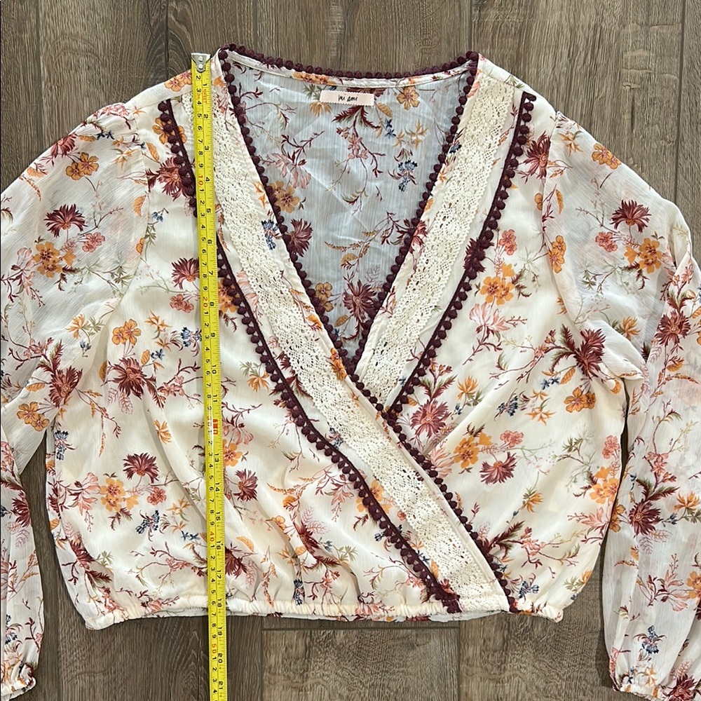 Like new - MI AMI Floral Wrap Crop Blouse with Lace Trim - Picture 11 of 13
